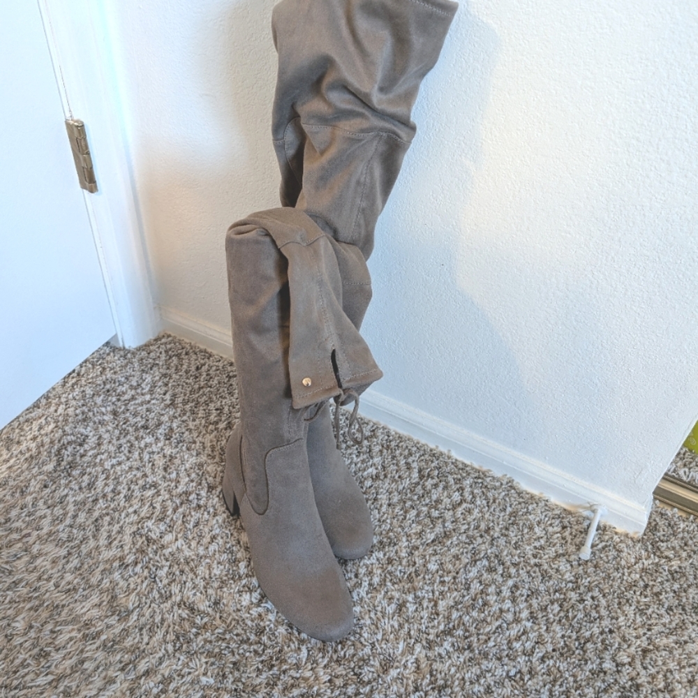 Liz Claiborne knee high Block Heel boot size 9